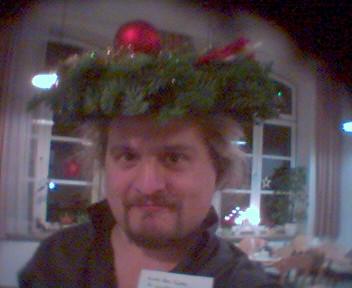 Ulf mit Adventskranz auf dem Kopf
