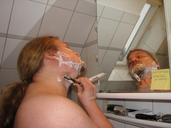 Ulf rasiert sich