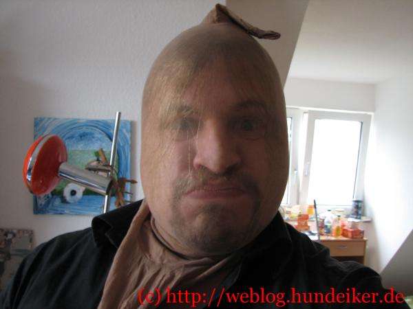 Ulf mit Nylonstrumpfhose �berm Kopf