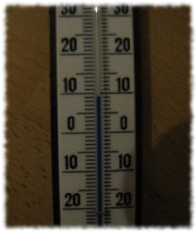 Das Zimmerthermometer zeigt weniger als 10 Grad.
