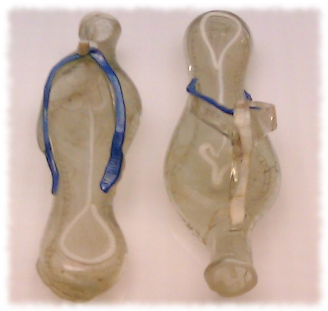 Glasflaschen in Schuhform mit Riemchen.