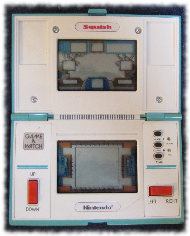 LCD-Spiel SQUISH von Nintendo (1986), geöffnet.