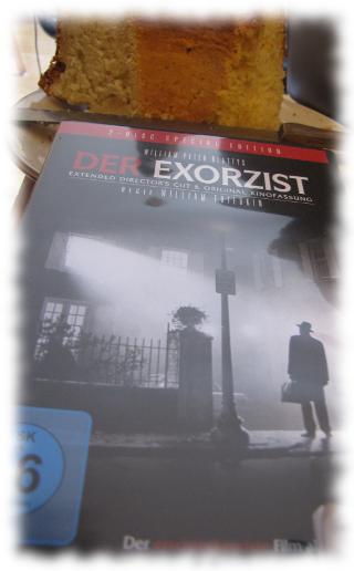 DVD-Hlle von Der Exorzist, im Hintergrund selbstgebackener Kuchen.