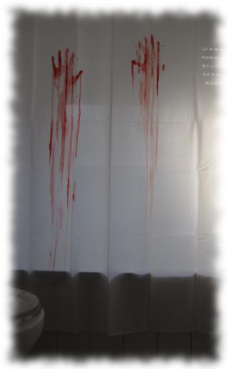 Blutbesudelter Duschvorhang.