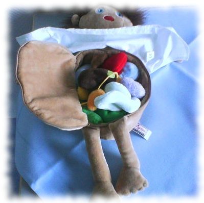 Puppe mit Eingeweiden (Kinderspielzeug).