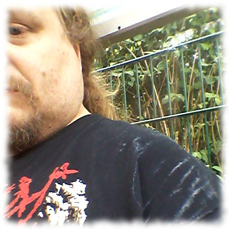 Verschwitzt mit sichtbaren Salzrndern am T-Shirt.