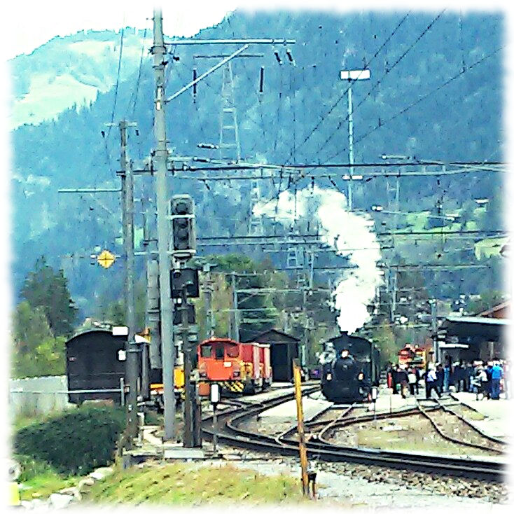 Kleine Dampflokomotive im malerischen Bahnhof von Ilanz/Graubnden.