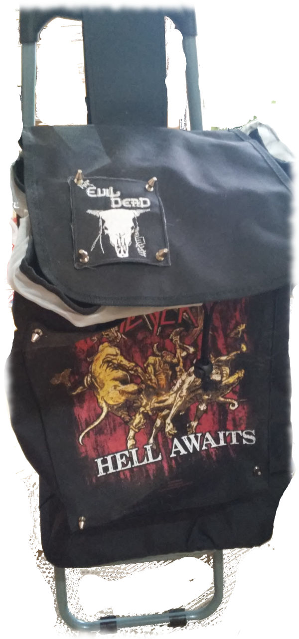 Rentnerporsche aka Einkaufstrolley, schwarz mit groem Backpatch von Slayer auf der Front. 