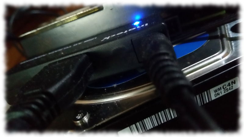 An Adapter von SATA auf USB angeschlossene ausgebaute interne Festplatte-