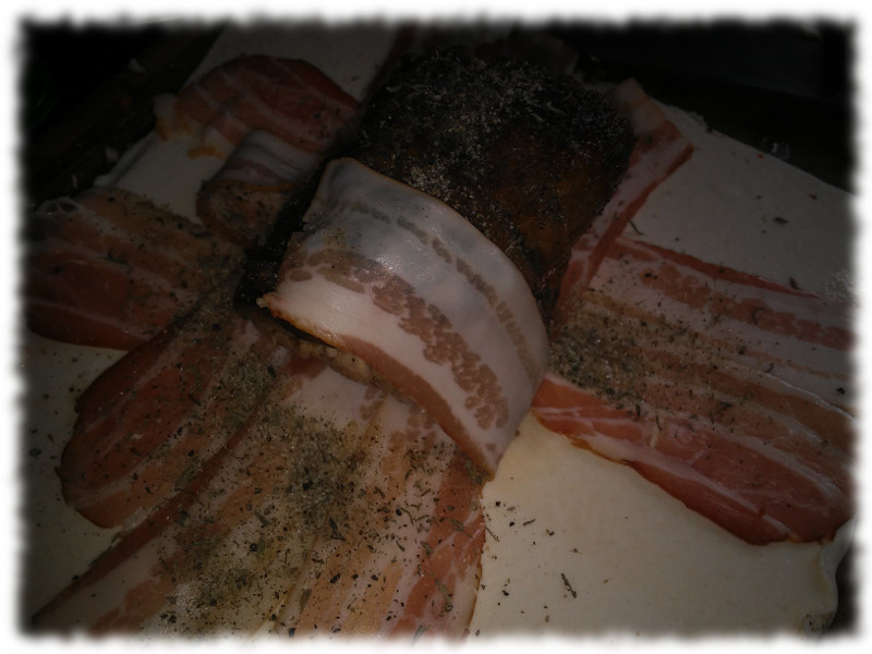 Filet mit Gewrzen auf dem Baconkreuz.