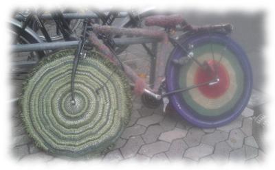 Fahrrad mit gestrickem Bezug überall, doch ohne Lenker.