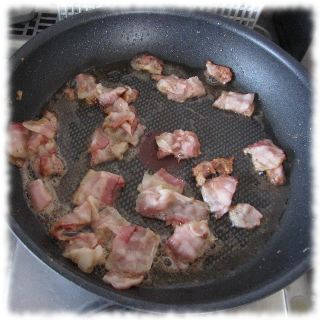 Bacon brät an.