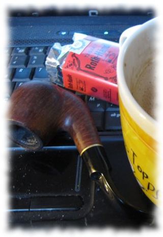 Ulfs nicht mehr benötigte Tabakspfeife und Zigaretten, nebst Kaffeetasse (noch in Betrieb)