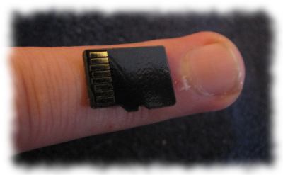 Micro-SD-Karte auf Finger.
