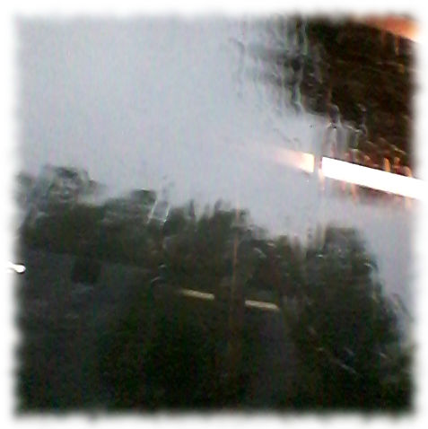 Regen am Busfenster.