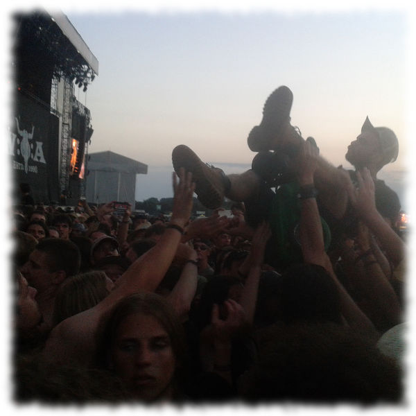 Crowdsurfer mit grnem Bobbycar.