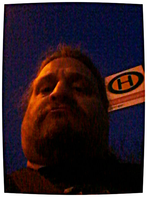 Ulf im Dunkeln an der Bushaltestelle.