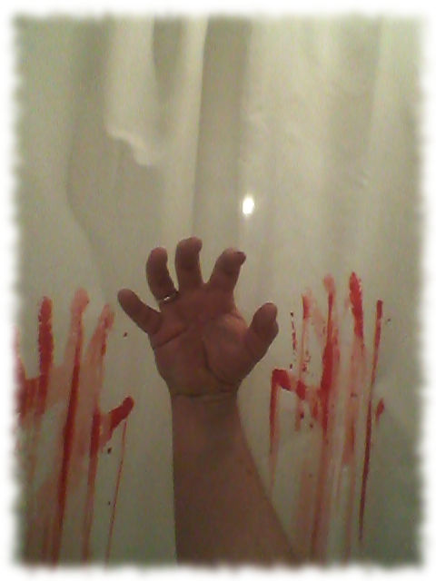 Ulfs zur Kralle geformte Hand vor einem blutigen Vorhang.