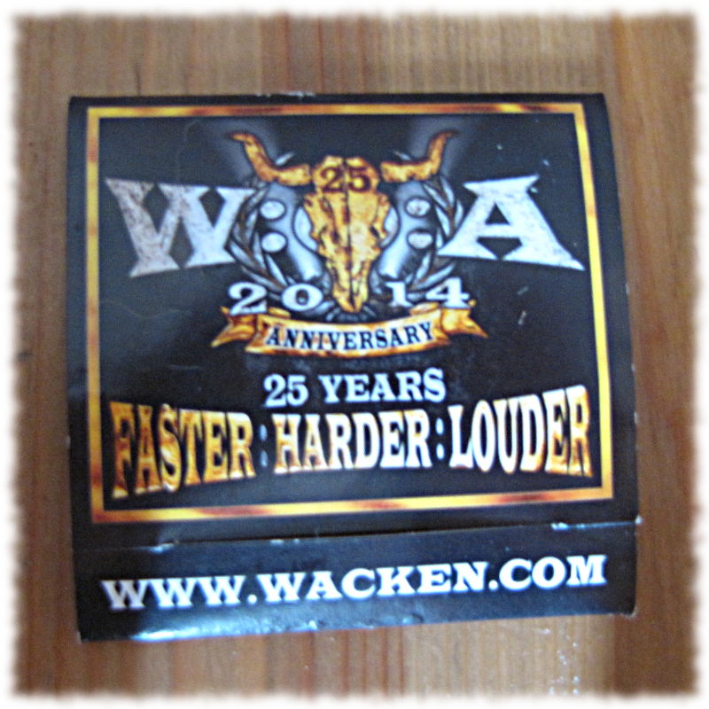 Kondom vom Wackenfestival mit aufgedrucktem Slogan Faster-Harder-Louder.