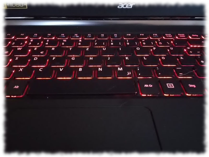 Rot leuchtende Notebooktastatur.