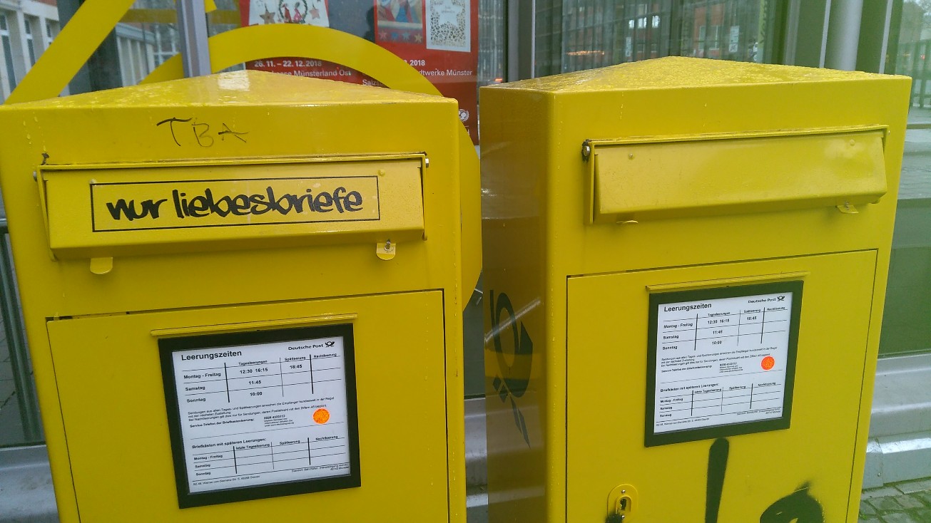 Hauptbahnhof Münster: zwei Briefkästen, einer mit Edding beschriftet Nur Liebesbriefe