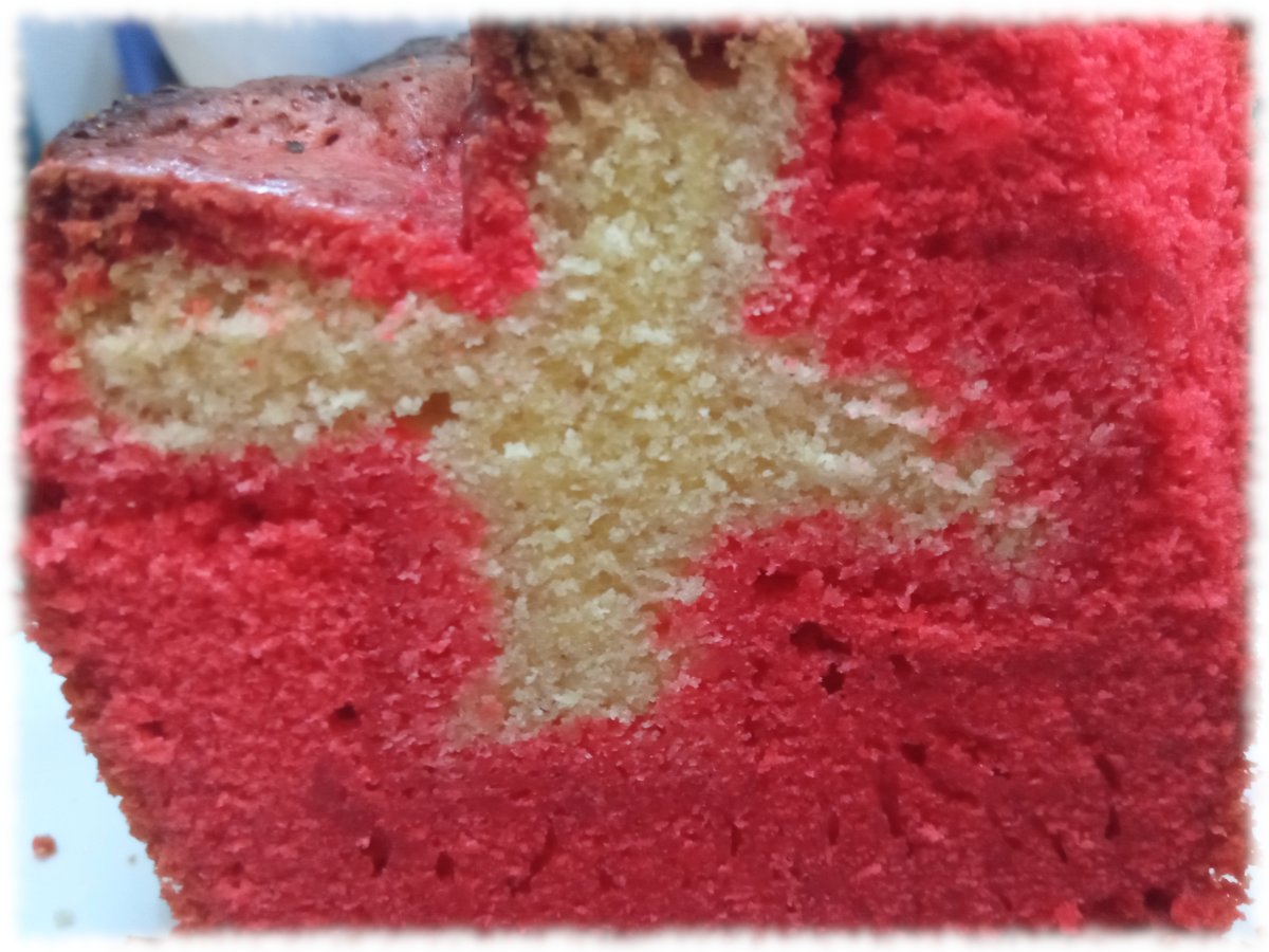 Etwas verunglückter Kuchen, der mit Hilfe von Lebensmittelfarbe  im Anschnitt eine Schweizer Flagge zeigen sollte.