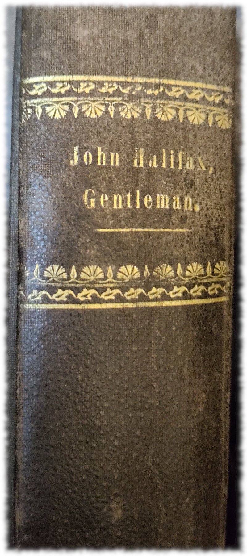 Bcuhrücken von John Halifax, Gentleman, Goldprägung auf sowas wie Leder