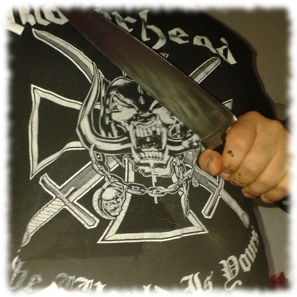 Ulf mit dem großen Kochmesser im Motörhead-Shirt