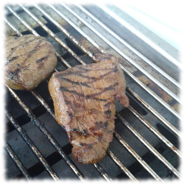 Steaks auf dem Gasgrill.