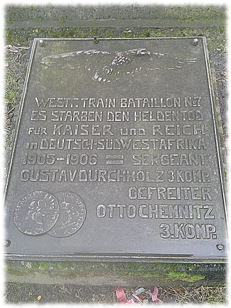 Bronzetafel vor dem Denkmal. Inschrift siehe Anmerkungen am Ende des Artikels.
