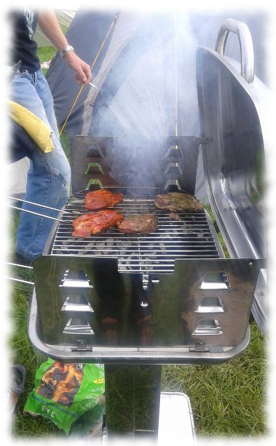 Ein auerordentlich gausgewogenes Frhstck aus Steaks und Bratwrsten.